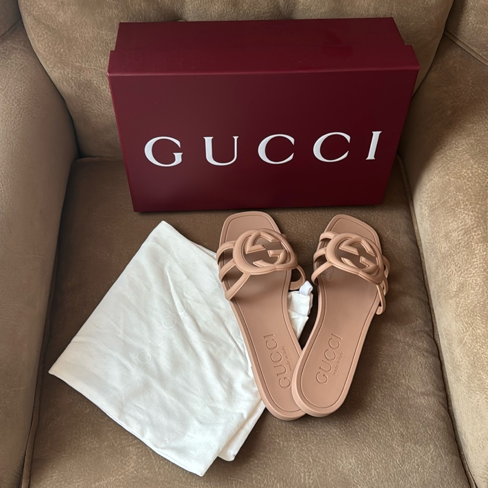 Gucci WOMEN'S INTERLOCKING G SLIDE SANDAL - Light Beige